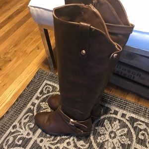 Knee-high boots with Gold spurs